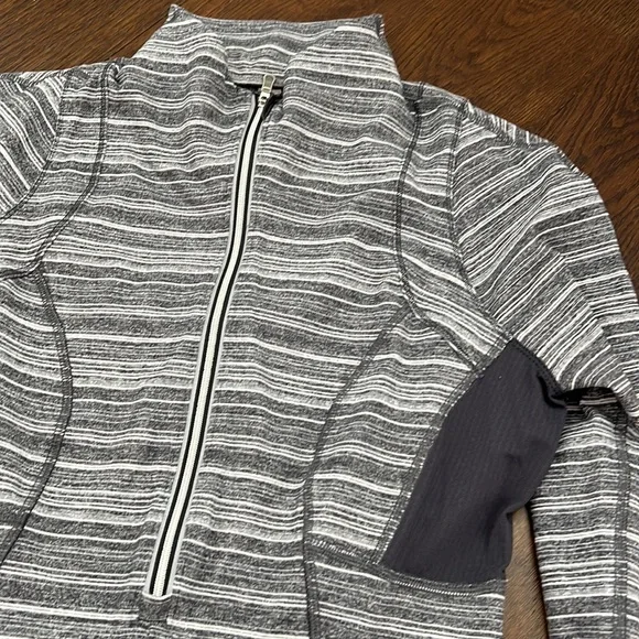 Lululemon 1/4 zip size 6 - Picture 3 of 11